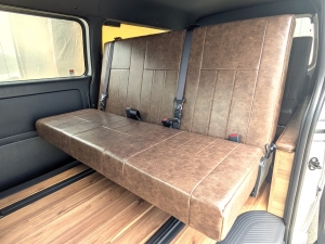 ハイエースワイドバン i-seat×2脚搭載3列シート 8人乗り8ナンバーキャンピング