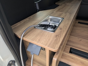 ハイエースワイドバン i-seat×2脚搭載3列シート 8人乗り8ナンバーキャンピング