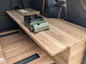 ハイエースワイドバン i-seat×2脚搭載3列シート 8人乗り8ナンバーキャンピング