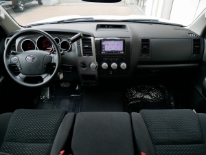 タンドラ新車並行　タンドラ　クルーマックス４ＷＤ