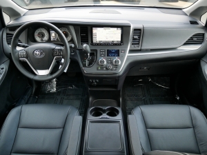 シエナ新車　SEプリファード　4WD　BIG-X9型ナビ