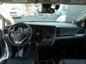 シエナ新車シエナSE　