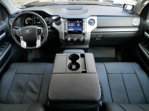 タンドラ新車　SR5　クルーマックス　LEERシェル