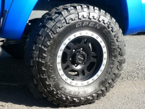 タコマ新車並行　４ＷＤ　ダブルキャブ　トノカバー　ナビ