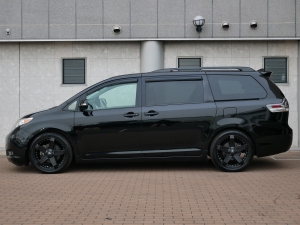 シエナ新車並行　シエナ　XLE　4WD