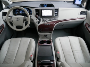 シエナ新車並行　シエナ　XLE　4WD