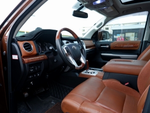 タンドラ新車並行　タンドラ　4ＷＤ　クルーマックス　1794ＥＤ　Ｖ８
