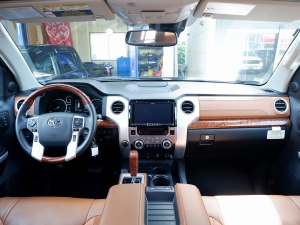 タンドラ新車並行　タンドラ　4ＷＤ　クルーマックス　1794ＥＤ　Ｖ８