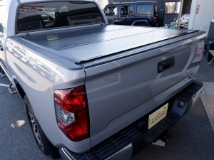 タンドラ新並　SR5　折り畳み式トノカバー　カナダモデル