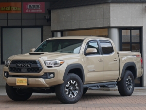 タコマ 新車並行　1オーナー　LEERトノカバー