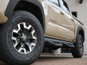 タコマ新車並行　1オーナー　LEERトノカバー