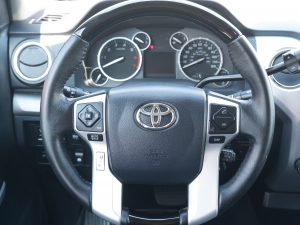 タンドラ新車並行　アメリカ　４WD　ベンコラ