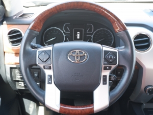 タンドラ新車並行　最上級グレード