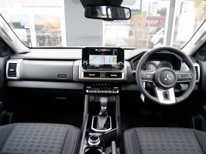 トライトンブラックエディション　GLS