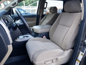 セコイア新車並行　セコイア　リフトアップ