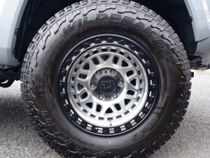 タコマTRDスポーツ　セメント　ロングベッド