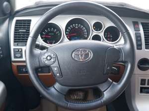 タンドラプラチナム　サンルーフ　新車並行