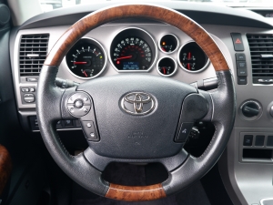 タンドラプラチナム　サンルーフ　新車並行