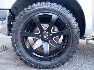 タンドラプラチナム　サンルーフ　新車並行