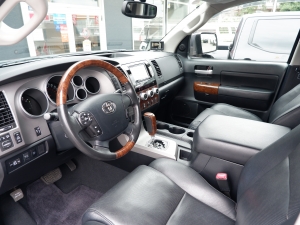 タンドラプラチナム　サンルーフ　新車並行