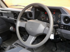 ランクル７０７６フェイス　マニュアル車