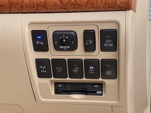 ランクル２００ベージュ内装　本革電動シート　
