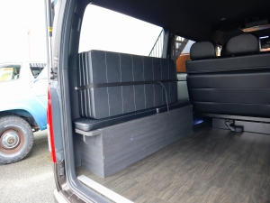 ハイエースバンアウトドア　キャンプ　車中泊　バンライフ　１BOX　ベッド　キャンピングカー