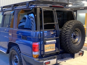 ランクル７０純正カラー　リフトアップ　TOYOTAグリル