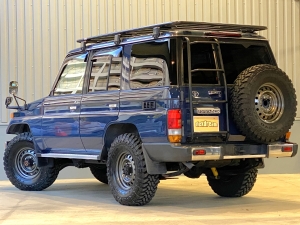 ランクル７０純正カラー　リフトアップ　TOYOTAグリル
