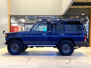 ランクル７０純正カラー　リフトアップ　TOYOTAグリル