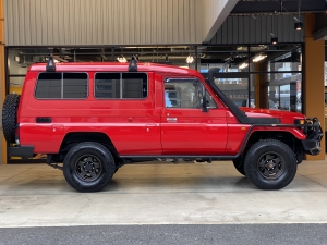 ランクル７０トゥループ　車中泊