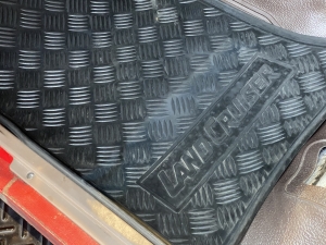 ランクル７０トゥループ　車中泊