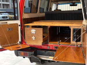 ランクル７０トゥループ　車中泊