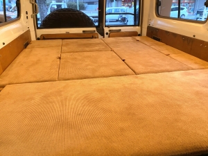 ランクル７０トゥループ　車中泊