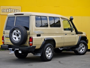 ランクル７０トゥループキャリア　適合車　左ハンドル