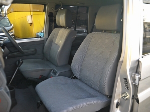 ランクル７０再販モデル　シルバー　ＴＯＹＯＴＡ文字グリル