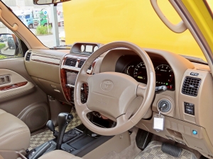 ランクルプラド後期モデル　本革シート　丸目フェイス　ＴＯＹＯＴＡロゴグリル