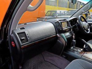 ランクル２００１ＵＲ４６００ｃｃエンジン　ブラック　改良後前期モデル