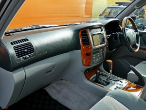 ランクル１００グレー　リフトアップ　ＴＯＹＯＴＡロゴグリル