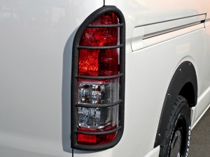 ハイエースバンTRDフロントスポイラー　車中泊　ベッドキット