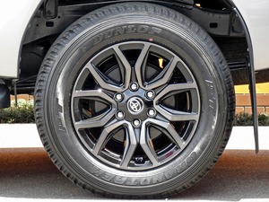 ハイラックスタコマックス　ＴＲＤロールバー　シルバー