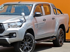 ハイラックスタコマックス　ＴＲＤロールバー　シルバー