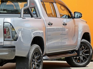ハイラックスタコマックス　ＴＲＤロールバー　シルバー