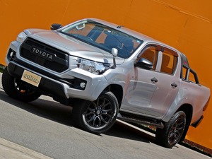 ハイラックスタコマックス　ＴＲＤロールバー　シルバー