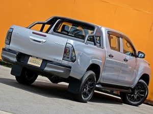 ハイラックスタコマックス　ＴＲＤロールバー　シルバー