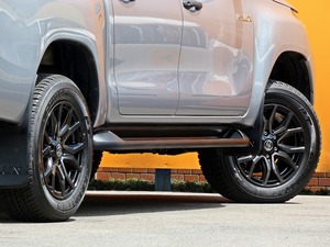 ハイラックスタコマックス　ＴＲＤロールバー　シルバー