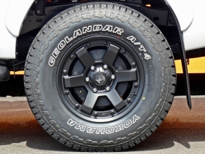 ハイラックスアウトドア　キャンプ　車中泊　バンライフ　１BOX　ベッド　キャンピングカー