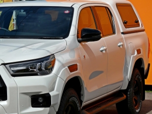 ハイラックスアウトドア　キャンプ　車中泊　バンライフ　１BOX　ベッド　キャンピングカー