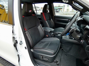 ハイラックスアウトドア　キャンプ　車中泊　バンライフ　１BOX　ベッド　キャンピングカー