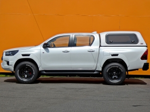 ハイラックスアウトドア　キャンプ　車中泊　バンライフ　１BOX　ベッド　キャンピングカー